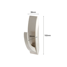 Der Command™ Metallhaken "Modern Reflection" von 3M Deutschland GmbH zeigt sich in mattem Silber auf weißem Grund und ist mit 38 mm Breite, 38 mm Tiefe und 102 mm Höhe beschriftet.