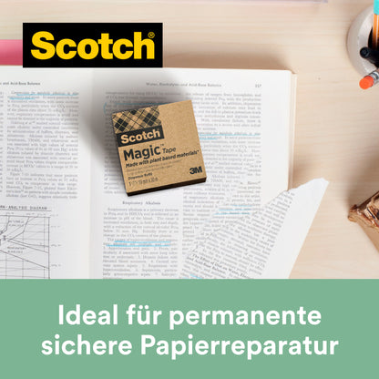 O cutie de suport de birou 3M Scotch® C38 negru + bandă adezivă Scotch® Magic™ (66% adeziv pe bază de plante, 19mm x 33m, 3 role) se odihnește pe o carte. Sus se vede logo-ul Scotch, iar jos scrie „Ideal pentru reparații sigure și permanente ale hârtiei”.