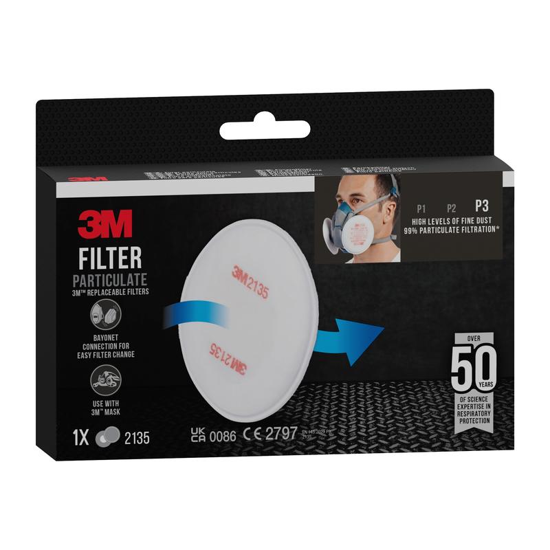 Filtrul de particule 3M™ 2135, P3 (1 pereche/pachet) de la 3M Deutschland GmbH oferă o eficiență de filtrare de 99% și peste 50 de ani de protecție respiratorie dovedită. Ambalajul arată filtrul și un utilizator care poartă o mască de protecție.