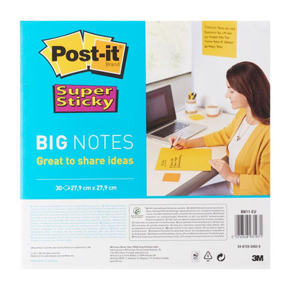 O femeie în blazer galben scrie la biroul ei pe Post-it® Super Sticky Big Notes BN11-EU (279 x 279 mm, 30 foi, galben) de la 3M Deutschland GmbH. Ambalajul indică certificarea PEFC (SGSCH-PEFC-COC-110078).
