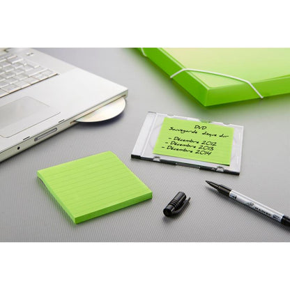 Un laptop cu unitatea deschisă, un dosar verde, un marker negru fără capac, o carcasă de DVD cu etichetă în spaniolă și Post-it® Super Sticky Notes de la 3M Deutschland GmbH în format mare (101 mm x 101 mm) sunt așezate pe o suprafață gri.
