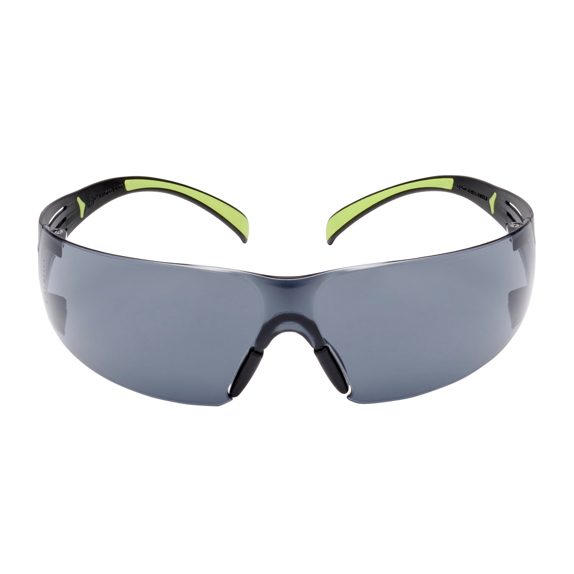 Die 3M™ SecureFit™ Schutzbrille 400 der 3M Deutschland GmbH zeichnet sich durch dunkel getönte, umlaufende Gläser und schwarze Rahmen mit grünen Akzenten an den Bügeln auf weißem Hintergrund aus.
