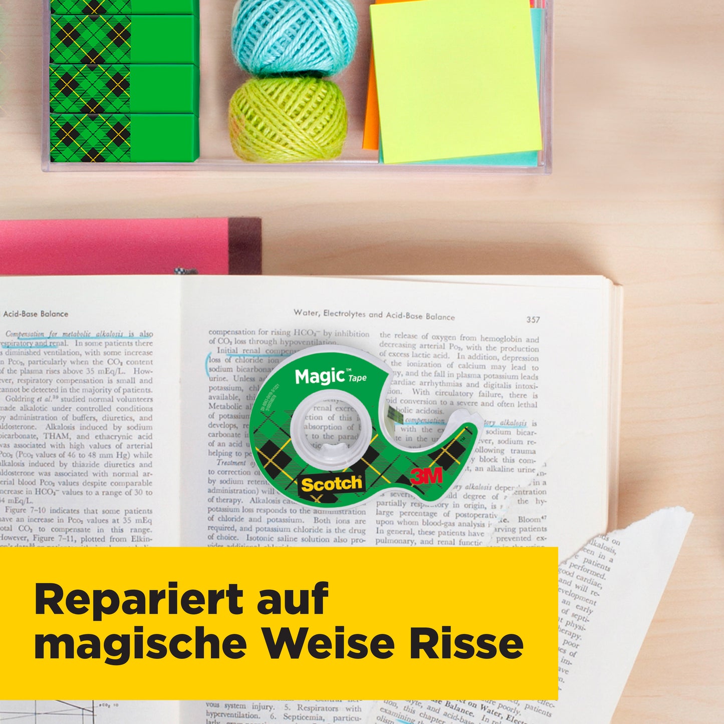 Eine Rolle Scotch® Magic™ Unsichtbares Klebeband (19 mm x 25 mm, inkl. 5 m gratis) von 3M Deutschland GmbH liegt auf einem Buch neben Garn, Haftnotizen und Büroklammern. Ein Banner sagt: "Repariert auf magische Weise Risse.