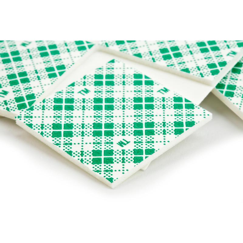 Prim-plan al mai multor pătrate de montaj interior cu două fețe Scotch-FIX™ 4496-ST16-P (25 mm x 25 mm, 16 bucăți) de la 3M Deutschland GmbH, cu un strat superior verde-alb în carouri - ideal pentru montaj interior cu aderență puternică.