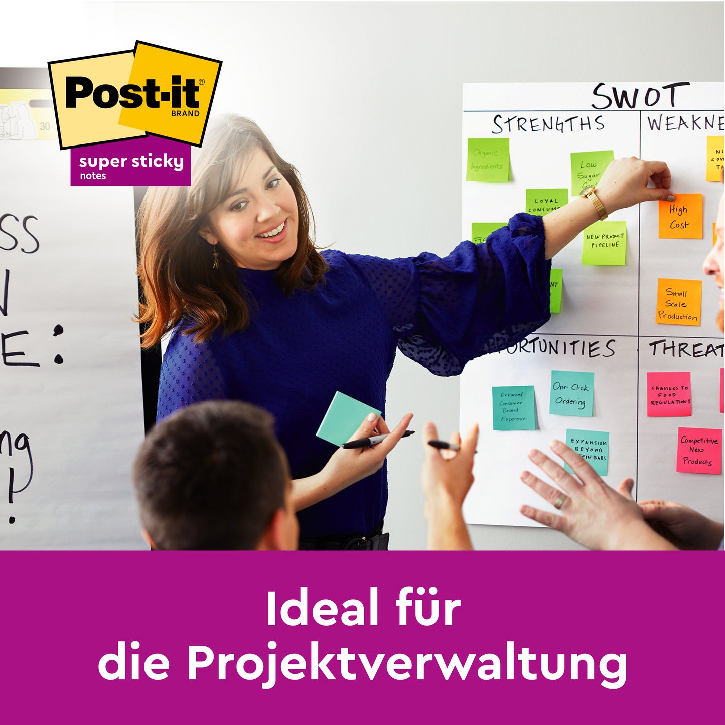 O femeie stă în fața unei table pline de Post-it® Super Sticky Notes (63,5 x 76 mm, 8 blocuri, PEFC), de la 3M Deutschland GmbH, și conduce o întâlnire. Text: "Ideal pentru gestionarea proiectelor - aderență extra puternică.