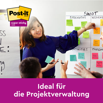 O femeie stă în fața unei table pline de Post-it® Super Sticky Notes (63,5 x 76 mm, 8 blocuri, PEFC), de la 3M Deutschland GmbH, și conduce o întâlnire. Text: "Ideal pentru gestionarea proiectelor - aderență extra puternică.