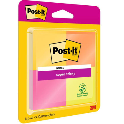Un pachet de 4 Post-It® Super Sticky Notes de la 3M Deutschland GmbH, sortate pe culori, 47,6 x 47,6 mm, 45 foi pe bloc; fabricate cu adeziv regenerabil și certificate 100% PEFC SGSCH-PEFC-COC-110078 pentru sustenabilitate.
