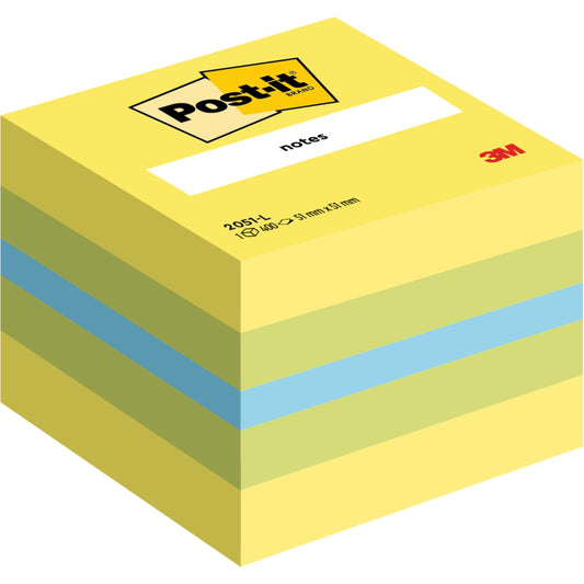 Ein Stapel Post-it® Notes Mini Würfel, 51 mm x 51 mm, 400 Blatt/Block von 3M Deutschland GmbH, hauptsächlich gelb mit zwei blauen Blättern in der Mitte. Das oberste Etikett zeigt die Logos und Produktinfos.