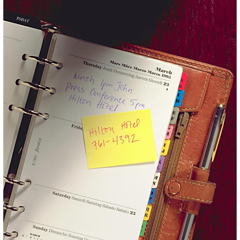 Un planificator legat în piele deschis arată notițe scrise de mână pentru joi: „Prânz 13:00 John”, „Conferință de presă 17:00 Hotel Hilton”. Pe un bloc galben Post-it® Recycling Notes de la 3M Deutschland GmbH scrie: „Hotel Hilton 761-4392”. Separatoarele sunt vizibile.