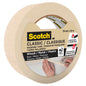 Eine Hand hält eine Rolle 3M Scotch® Classic Abdeckband (36 mm x 50 m, 1 Rolle, 70% PEFC, SGSCH-PEFC-COC-110078) der 3M Deutschland GmbH. Das Etikett zeigt, dass es für Holz-, Metall- und Kunststoffoberflächen geeignet ist.