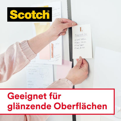 O persoană fixează o notă pe o tablă albă cu bandă adezivă Scotch® Crystal, pachet de reumplere, 19 mm x 25 m, 1 rolă de la 3M Deutschland GmbH. Logo-ul Scotch se află în colțul din stânga sus. Dedesubt este un text în germană: "Potrivit pentru suprafețe lucioase.