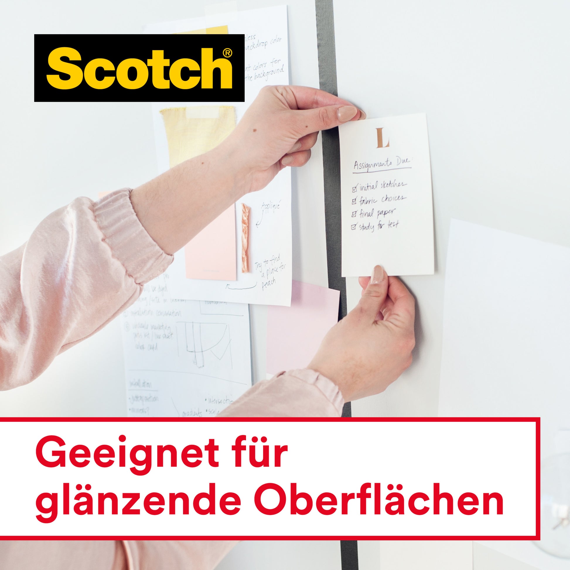 Eine Person befestigt eine Notiz an einem Whiteboard oder einer Wand mit Scotch® Crystal Klebeband, 19 mm x 12 m (2 Rollen auf Abrollern + 3,2 m GRATIS) von 3M Deutschland GmbH. Text unten: "Geeignet für glänzende Oberflächen.