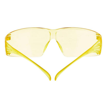Ochelarii de protecție 3M™ SecureFit™ 200 de la 3M Deutschland GmbH, văzuți frontal cu lentile galbene înconjurătoare și brațe laterale lungi, sunt așezați pe un fundal alb simplu.