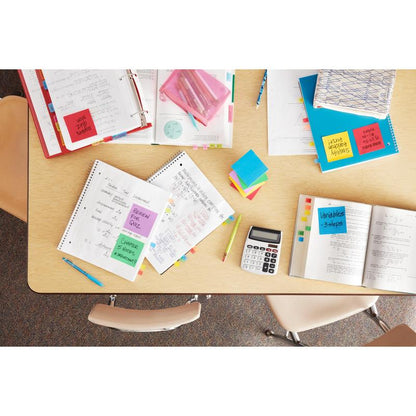 O masă cu caiete deschise, stilouri, dosare și un calculator de buzunar este văzută de sus. Hârtiile sunt organizate cu promoția 3M Post-it® Super Sticky Z-Notes (diverse culori neon, 76x127mm) pentru o căutare rapidă; trei scaune goale înconjoară masa.