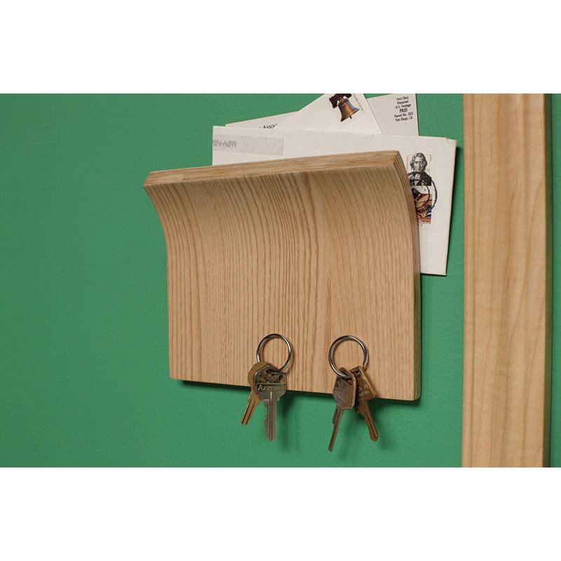 Un suport de scrisori de perete din lemn cu cârlige pentru chei este fixat pe un perete verde cu banda de montare interioară dublu adezivă Scotch-FIX™ de la 3M Deutschland GmbH.