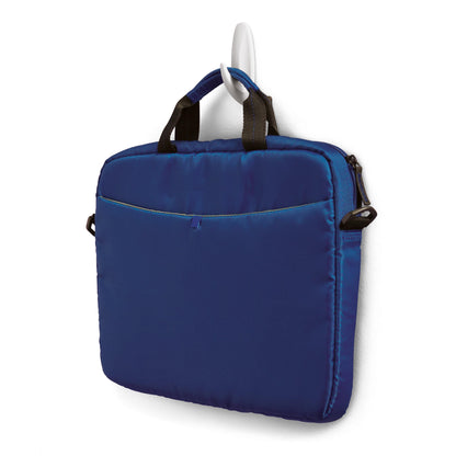 Eine blaue Laptoptasche mit schwarzen Griffen hängt an einem 3M Command™ Medium Designer-Haken (17081-FGN) und sorgt für Ordnung in Ihrem Zuhause. Die Tasche hat eine Vordertasche, einen Reißverschluss oben und robuste Gurtbandgriffe.