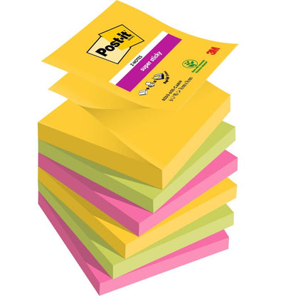 Un teanc de Post-it® Super Sticky Z-Notes din colecția Boost (76x76 mm, 90 foi/bloc, 100% PEFC) de la 3M Deutschland GmbH arată notițe în culori galben aprins, verde și roz, cu nota de deasupra ușor ridicată, arătând eticheta produsului.