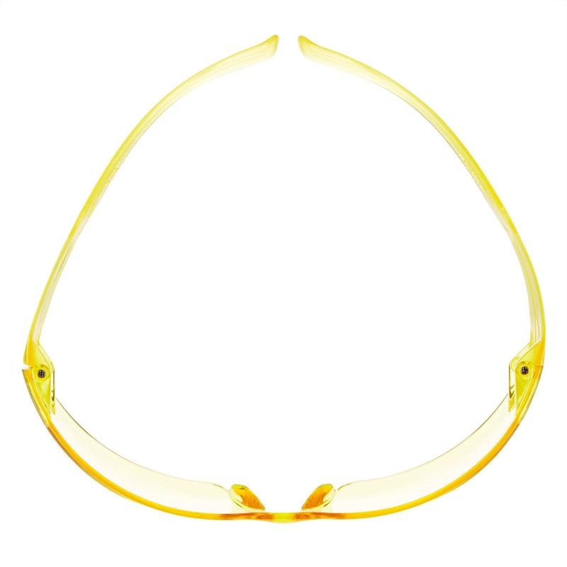 O pereche de ochelari de protecție 3M™ SecureFit™ 200 de la 3M Deutschland GmbH, ochelari galbeni văzuți de sus cu brațe curbate și lentile orientate în jos, fotografiați pe un fundal neutru.