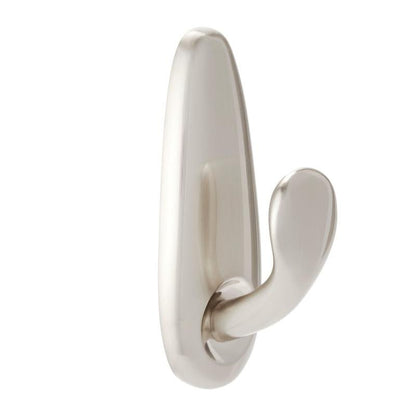 Cârligul metalic Command™ „clasic” de la 3M Deutschland GmbH are o suprafață netedă, periată, cu un cârlig rotunjit, curbat în sus, montat pe o bază ovală verticală.