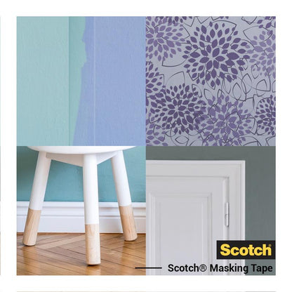 Un colaj arată un perete vopsit pe jumătate albastru, un tapet cu flori violet, un taburet alb cu picioare de lemn pe un podea de lemn și o ușă albă. În dreapta jos este ilustrată banda de mascare Scotch® pentru suprafețe sensibile de la 3M Deutschland GmbH.