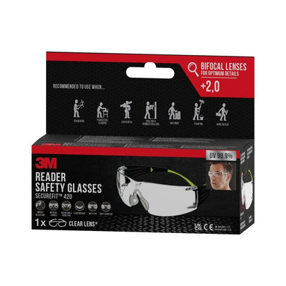 O cutie cu ochelari de protecție pentru citit 3M™ SecureFit™ de la 3M Deutschland GmbH cu lentile bifocale (+2,0), cu ilustrații ale produsului și purtătorului. Ambalajul evidențiază protecția UV de 99,9% și adecvarea industrială.