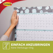 O persoană fixează un calendar mural floral mare cu Command™ Poster-Strips din pachetul avantajos, 17024-VP de la 3M Deutschland GmbH. Textul german spune: "Ușor de aplicat. Nu sunt necesare unelte." Apare logo-ul 3M Command.