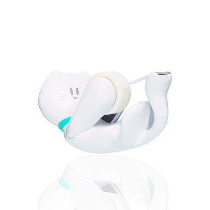 Dispenserul de masă Scotch™ în design de pisică C39 de la 3M Deutschland GmbH arată o pisică albă, culcată pe spate, cu detalii negre și un guler albastru, inclusiv o rolă de bandă adezivă Scotch® Magic™ (19 mm x 8,89 m).