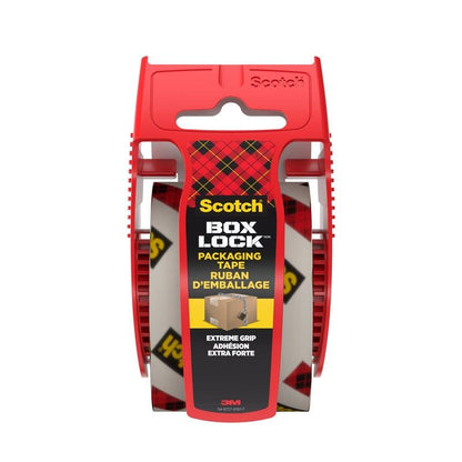 Un distribuitor din plastic roșu conține o rolă de bandă adezivă de ambalare Scotch® Box Lock™ 48 mm x 20,3 m de la 3M Deutschland GmbH. Eticheta arată "Scotch Box Lock Verpackungsklebeband, Extreme Grip" cu imaginea unei cutii închise.