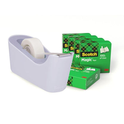 Un suport de bandă adezivă Scotch™ C18 de culoare mov, cu o rolă de bandă adezivă de 19 mm x 33 m, este așezat lângă un pachet de 6 role de bandă adezivă invizibilă Scotch® Magic™ de la 3M Deutschland GmbH, toate aranjate într-un rând eșalonat.