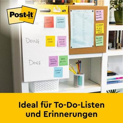 Pe birou se află un chart de întâlniri autoadeziv Post-it® Super Sticky de la 3M Deutschland GmbH (alb, 63,5x76,2cm), perfect pentru liste de sarcini și amintiri. În fundal: un panou cu hârtie albastră.