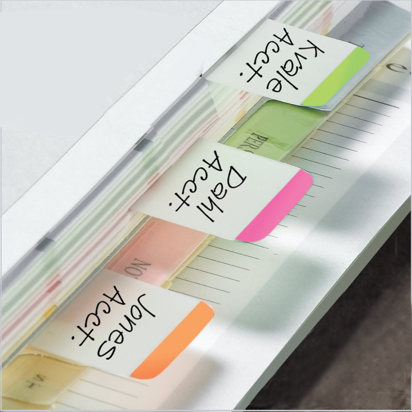 O prim-plan cu un dosar organizat cu Post-it® Index Strong Ablagetabs de la 3M Deutschland GmbH. File colorate în portocaliu ("Jones Acct."), roz ("Dahl Acct.") și verde ("Kale Acct.") marchează diferite secțiuni de documente.
