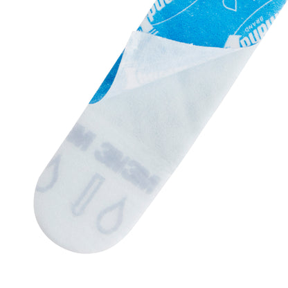 Prim-plan al unei benzi Command™ 17021B, mărimea M (3M Deutschland GmbH), care este parțial dezlipită de pe hârtia suport albastru-alb, dezvăluind simbolurile și textele tipărite dedesubt.