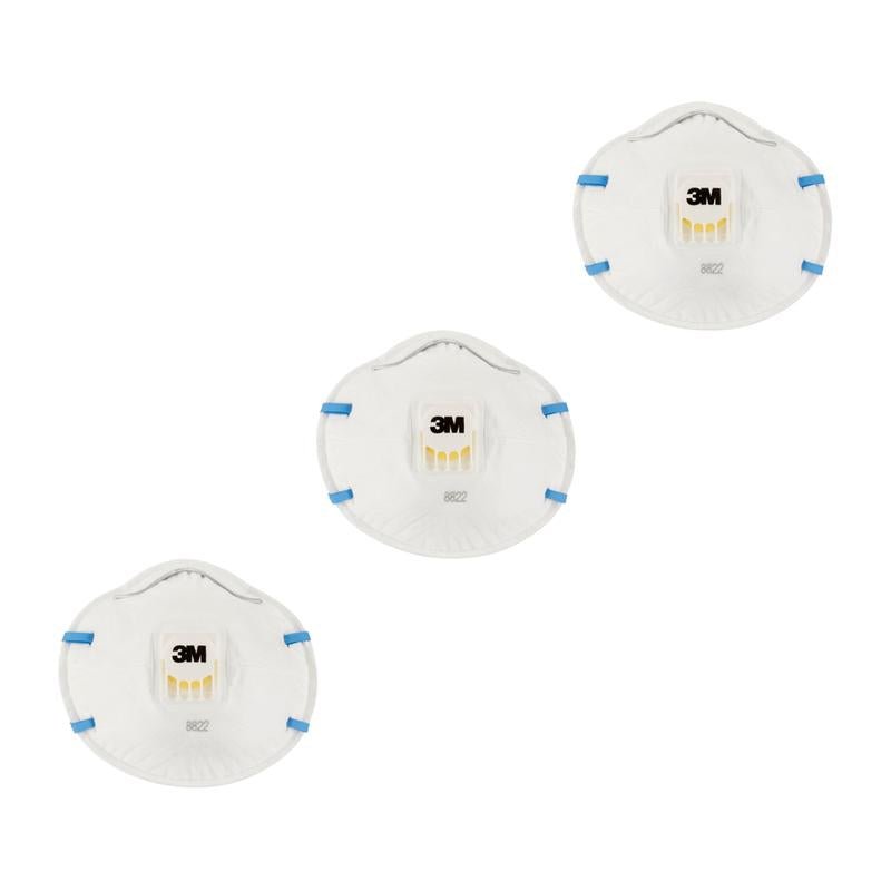 Trei măști de particule 3M™ Cool Flow™ 8822, FFP2 cu supapă de la 3M Deutschland GmbH cu supape galbene și benzi albastre sunt aranjate diagonal pe un fundal alb.