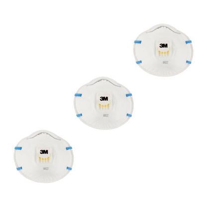 Trei măști de particule 3M™ Cool Flow™ 8822, FFP2 cu supapă de la 3M Deutschland GmbH cu supape galbene și benzi albastre sunt aranjate diagonal pe un fundal alb.