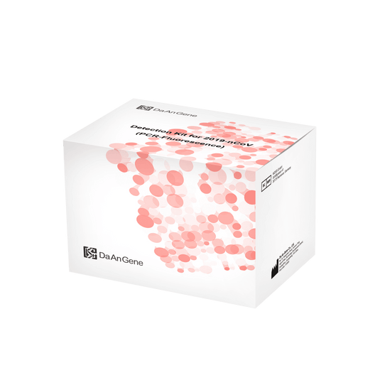 Pe un fundal verde este reprezentată o cutie albă de ambalaj pentru „Setul de testare (PCR cu fluorescență) DaAn Gendiagnostik-Kit pentru 2019-nCoV”, conținând 96 de teste, pe care apare inscripția „Altruan”.