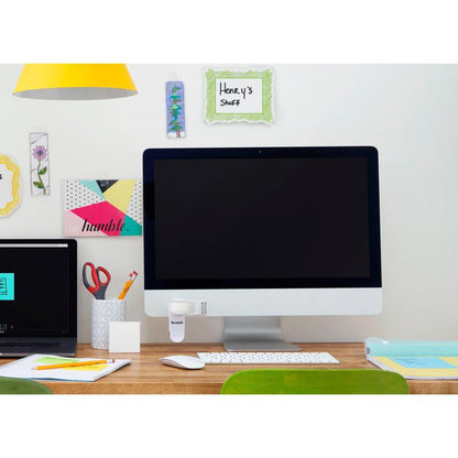 Un birou ordonat cu un monitor mare, un laptop închis, un pahar cu creioane și foarfece, materiale de birou și dispenserul de bandă adezivă 3M Scotch™ Clip & Twist C19 cu bandă invizibilă Magic™ pe display. Pe perete sunt note decorative precum "Lucrurile lui Henry".