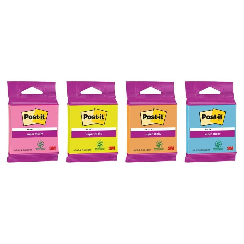Patru pachete de notițe Post-it® Super Sticky (76 mm x 76 mm, 45 foi, 100% PEFC) de la 3M Deutschland GmbH sunt aliniate într-un ambalaj mov cu etichete roz, galbene, portocalii și albastre cu inscripția "super sticky".