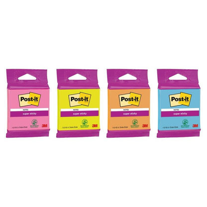 Patru pachete de notițe Post-it® Super Sticky (76 mm x 76 mm, 45 foi, 100% PEFC) de la 3M Deutschland GmbH sunt aliniate într-un ambalaj mov cu etichete roz, galbene, portocalii și albastre cu inscripția "super sticky".