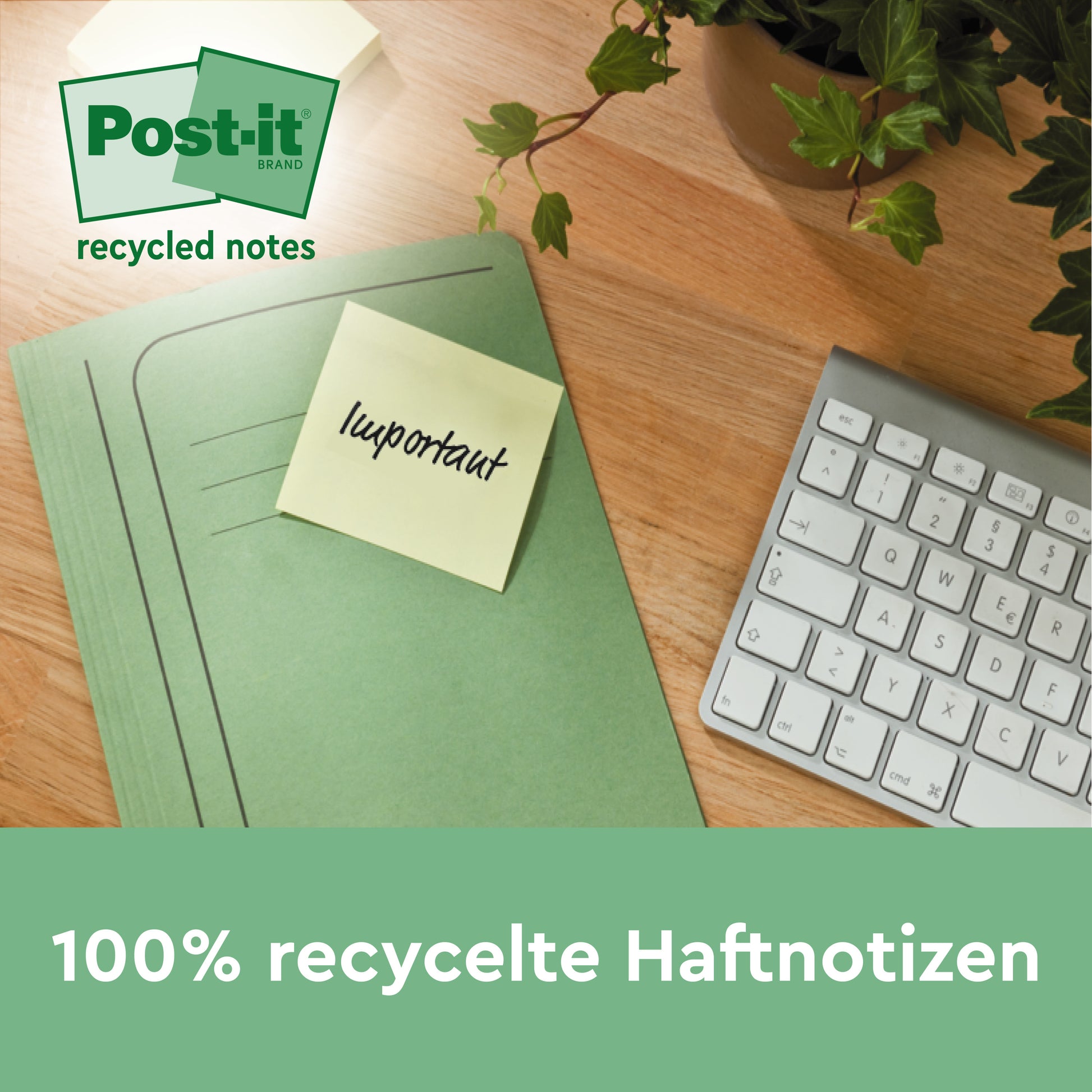 Ein grüner Ordner mit einem Post-it® Recycling Z-Zettel (gelb, 76x76 mm) mit der Aufschrift "wichtig" liegt neben einer weißen Tastatur und einer Pflanze auf einem Holztisch. Text: "100% recycelte Haftnotizen" (3M Deutschland GmbH, 12 Blöcke/Packung, PEFC-zertifiziert).