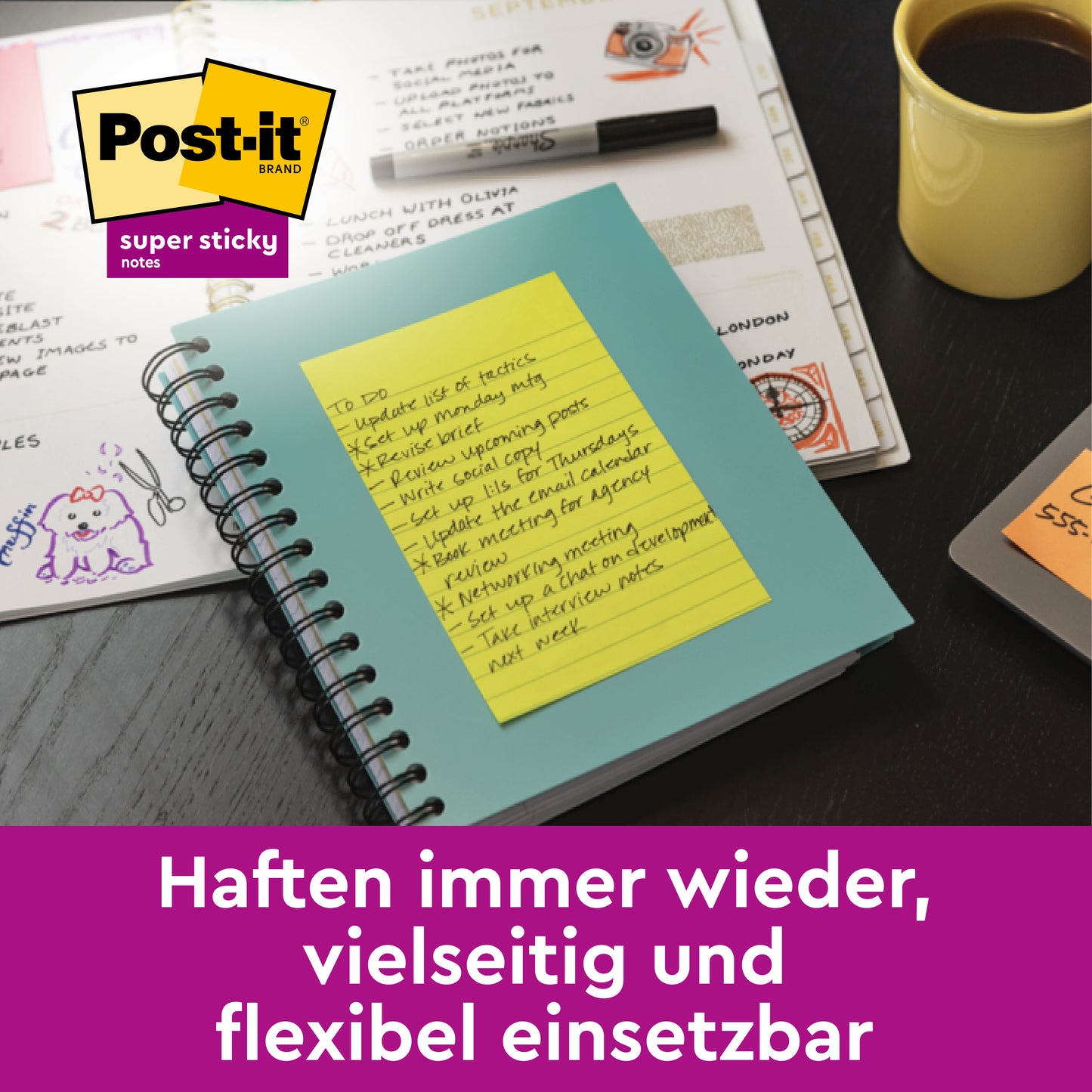 Un birou cu un caiet spirală albastru, notițe Post-it® Super Sticky în format mare (Ultra Galben, 101 x 152 mm), materiale de birou, o ceașcă de cafea și documente. Text: „Se lipesc mereu, utilizare versatilă și flexibilă.”