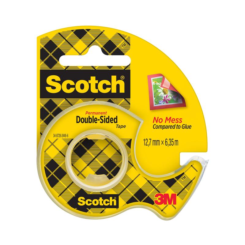 Un pachet de bandă dublu adezivă Scotch® 136D-MDOEU (12,7 mm x 6,3 m) de la 3M Deutschland GmbH conține un rolă într-un dispenser manual cu o rolă de bandă vizibilă și un design cu carouri galbene cu inscripția "No Mess Compared to Glue".