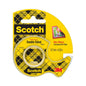 Un pachet de bandă dublu adezivă Scotch® 136D-MDOEU (12,7 mm x 6,3 m) de la 3M Deutschland GmbH conține un rolă într-un dispenser manual cu o rolă de bandă vizibilă și un design cu carouri galbene cu inscripția "No Mess Compared to Glue".