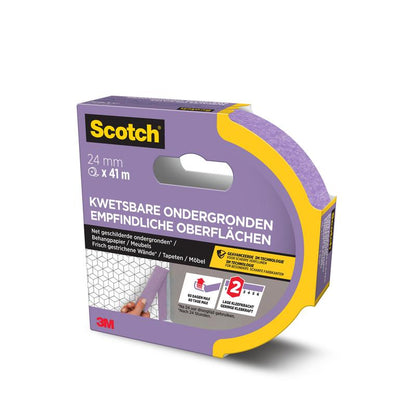 O rolă de 24 mm x 41 m de bandă de mascare Scotch® pentru suprafețe sensibile (3M Deutschland GmbH), într-un ambalaj violet certificat PEFC cu text în olandeză, germană și franceză, cu aderență delicată și logo-ul 3M.