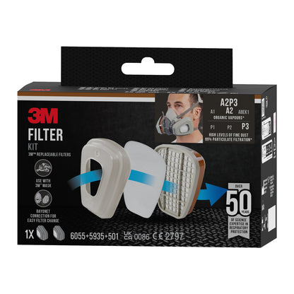 Der 3M™ Filtersatz 6003-1SP, A2P3 organische Dämpfe (2x6055, 2x5935, 2x501) von 3M Deutschland GmbH wird in einer Verpackung geliefert, auf der die Filterteile, der Produktname, die Verwendung der Atemschutzmaske und Merkmale wie Kompatibilität und einfacher Filterwechsel angegeben sind.