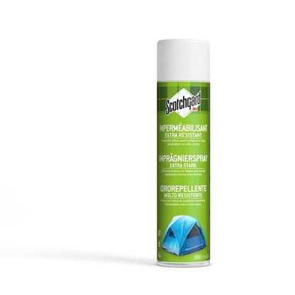 În picioare este o cutie mare, verde de 400 ml de spray impermeabilizant Scotchgard™ extra puternic de la 3M Deutschland GmbH. Eticheta arată text în mai multe limbi și o imagine cu un cort albastru, ideal pentru protecția extra puternică a textilelor.