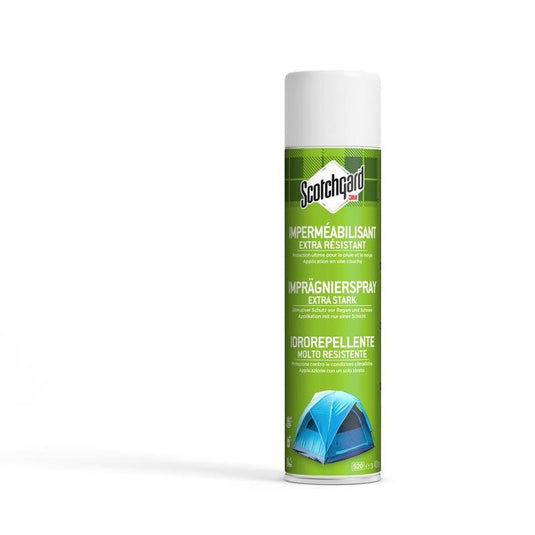 Se află în picioare o cutie mare, verde, de 400 ml, cu spray impermeabilizant Scotchgard™ extra puternic, produs de 3M Deutschland GmbH. Eticheta prezintă text în mai multe limbi și imaginea unui cort albastru, ideal pentru protecția extra puternică a materialelor textile.