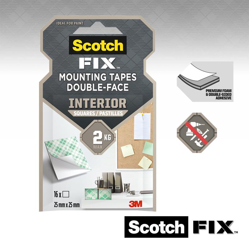 Ambalajul pătratelor de montaj interior cu două fețe Scotch-FIX™ 4496-ST16-P (25 mm x 25 mm, 16 bucăți) de la 3M Deutschland GmbH, arată pătratele de bandă în utilizare, detalii despre produs și caracteristici precum spumă premium și aderență puternică.