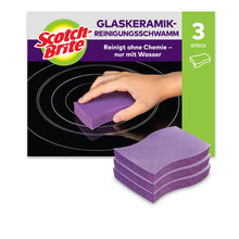 În imagine este prezentat un pachet de bureți de curățare pentru plite din sticlă ceramică Scotch-Brite™ (3 bucăți) de la 3M Deutschland GmbH, cu text în limba germană care subliniază utilizarea acestora pe suprafețele din sticlă ceramică. Pe cutie este reprezentată o mână care curăță o plită, iar în fața acesteia sunt așezate trei bureți de culoare violet.