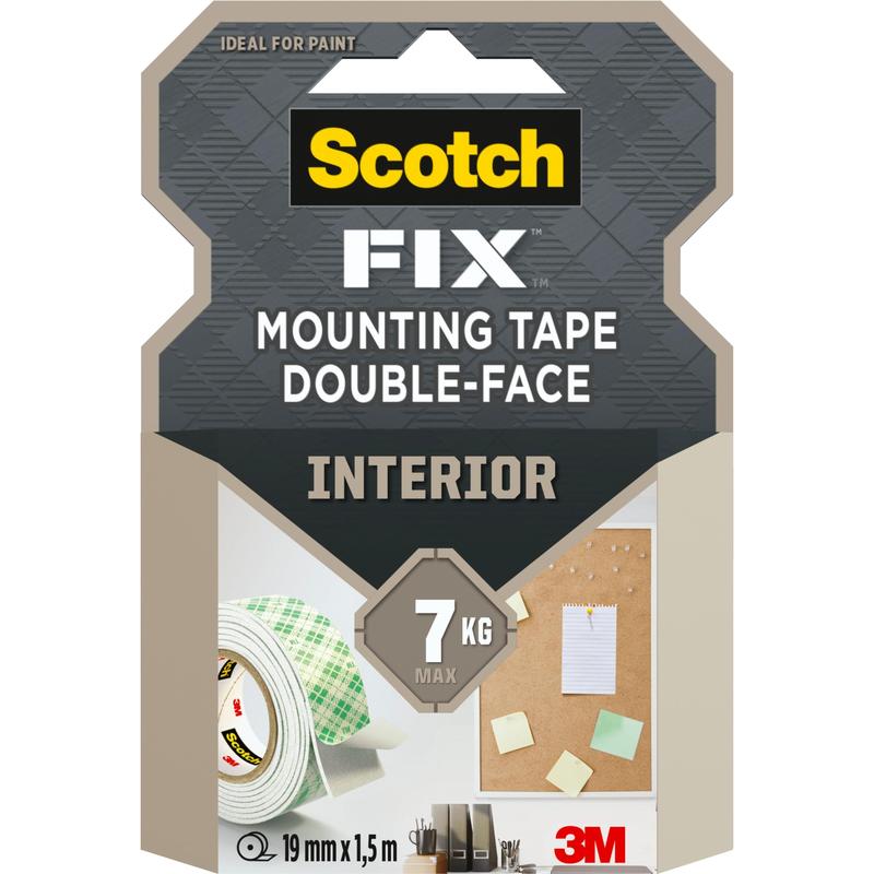 Un pachet de bandă de montare interioară dublu adezivă Scotch-FIX™ de la 3M Deutschland GmbH, suportă până la 7 kg, dimensiunea rolei 19 mm x 1,5 m. Partea frontală arată bandă adezivă, articole de birou, un panou de afișare și logo-ul 3M.