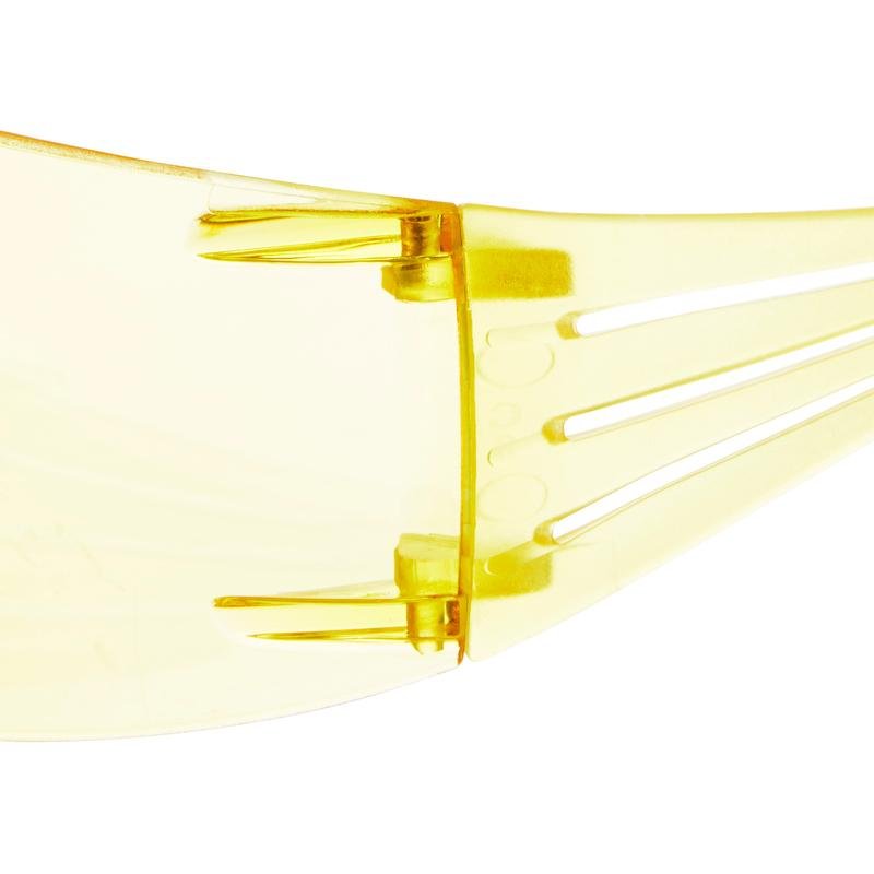 Prim-plan al balamalei și brațului ochelarilor de protecție 3M™ SecureFit™ 200 de la 3M Deutschland GmbH, evidențiind materialul din plastic transparent colorat în galben și șuruburile de conectare.